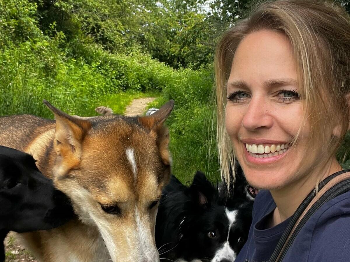 Sanne van Wijze Wolf tijdens een wandeling met haar honden