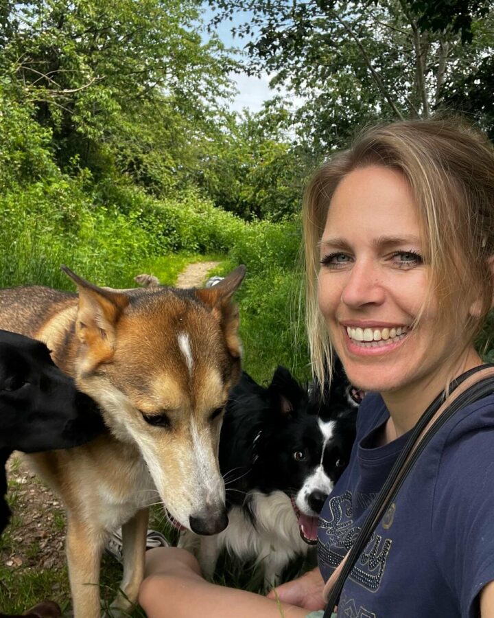 Sanne van Wijze Wolf met een hond
